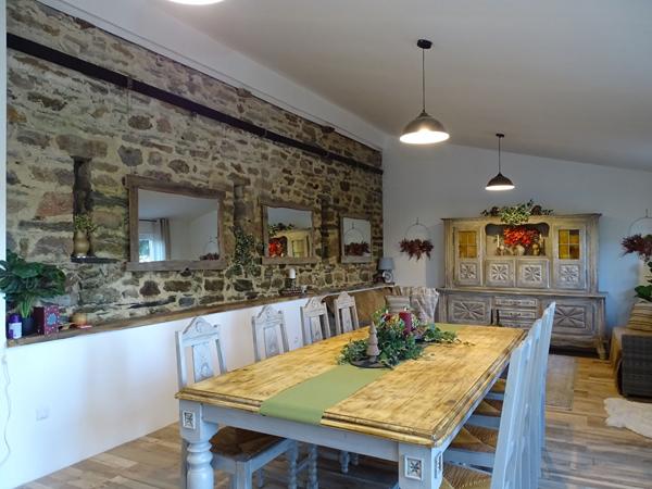 MORBIHAN. À proximité de Gourin : charmante maison individuelle en pierre de 3 chambres, entièrement meublée et récemment rénovée avec des matériaux de qualité
