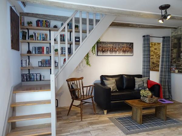 MORBIHAN. À proximité de Gourin : charmante maison individuelle en pierre de 3 chambres, entièrement meublée et récemment rénovée avec des matériaux de qualité