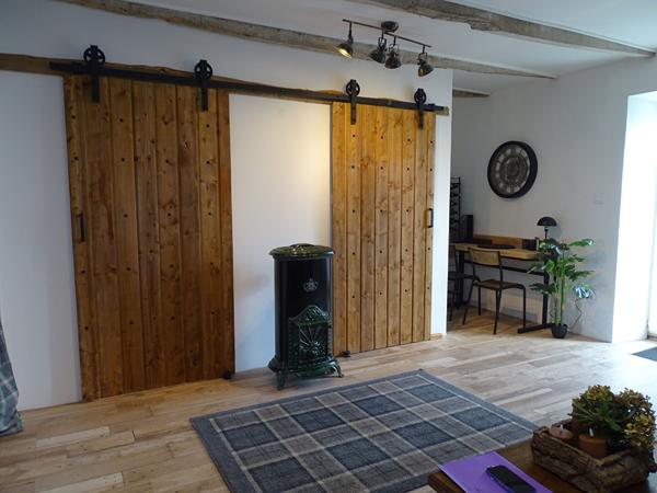 MORBIHAN. À proximité de Gourin : charmante maison individuelle en pierre de 3 chambres, entièrement meublée et récemment rénovée avec des matériaux de qualité