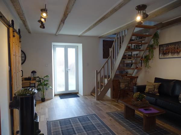 MORBIHAN. À proximité de Gourin : charmante maison individuelle en pierre de 3 chambres, entièrement meublée et récemment rénovée avec des matériaux de qualité