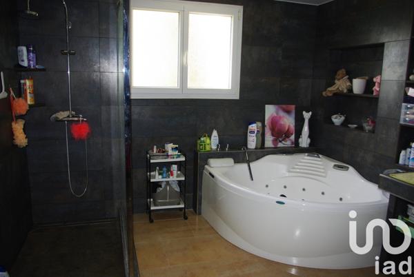 Maison traditionnelle 7 pièces de 246 m² à Poussan (34560)