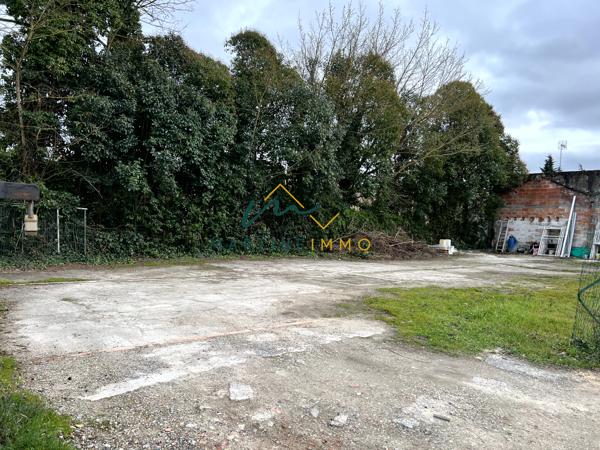 A vendre hangar avec terrain à bâtir