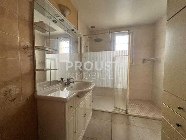 En exclusivité quartier Ste Pezenne maison sur sous-sol 4 chambres garage jardin.