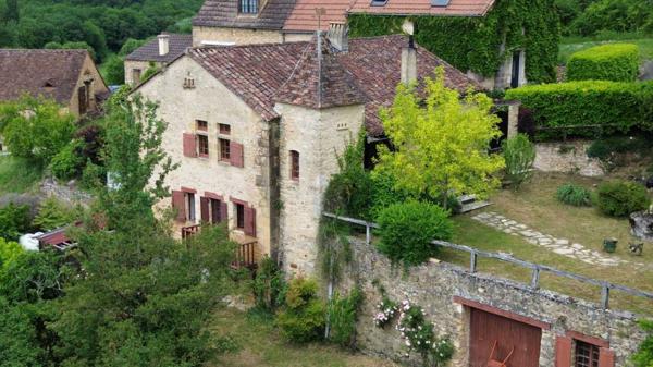 Maison ancienne - Belves Maison de charme en pierres au coeur du Périgord Noir avec 11 hectares de terrain et un golf accessible à pied.