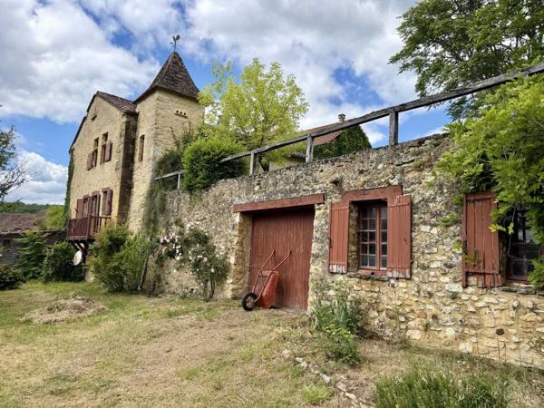 Maison ancienne - Belves Maison de charme en pierres au coeur du Périgord Noir avec 11 hectares de terrain et un golf accessible à pied.