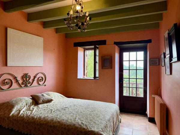 Maison ancienne - Belves Maison de charme en pierres au coeur du Périgord Noir avec 11 hectares de terrain et un golf accessible à pied.