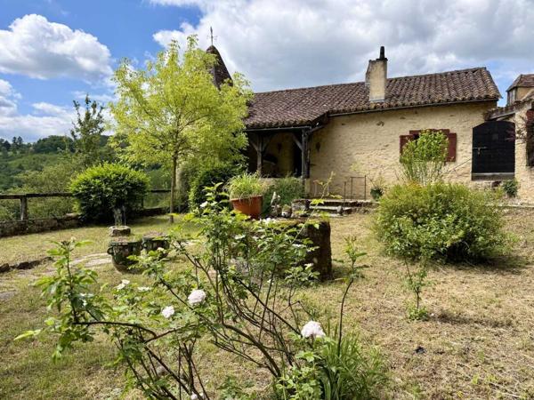 Maison ancienne - Belves Maison de charme en pierres au coeur du Périgord Noir avec 11 hectares de terrain et un golf accessible à pied.
