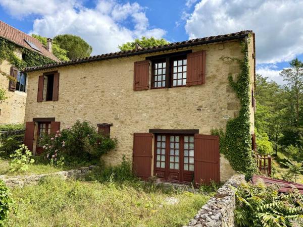 Maison ancienne - Belves Maison de charme en pierres au coeur du Périgord Noir avec 11 hectares de terrain et un golf accessible à pied.