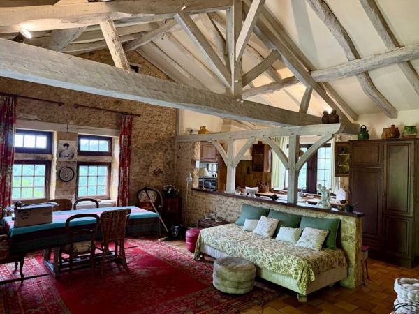 Maison ancienne - Belves Maison de charme en pierres au coeur du Périgord Noir avec 11 hectares de terrain et un golf accessible à pied.