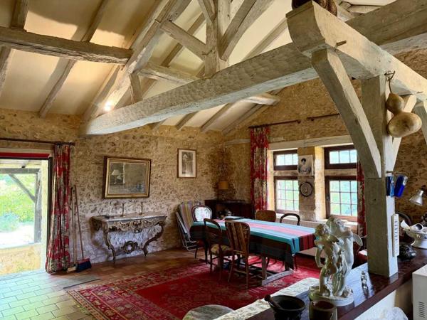 Maison ancienne - Belves Maison de charme en pierres au coeur du Périgord Noir avec 11 hectares de terrain et un golf accessible à pied.