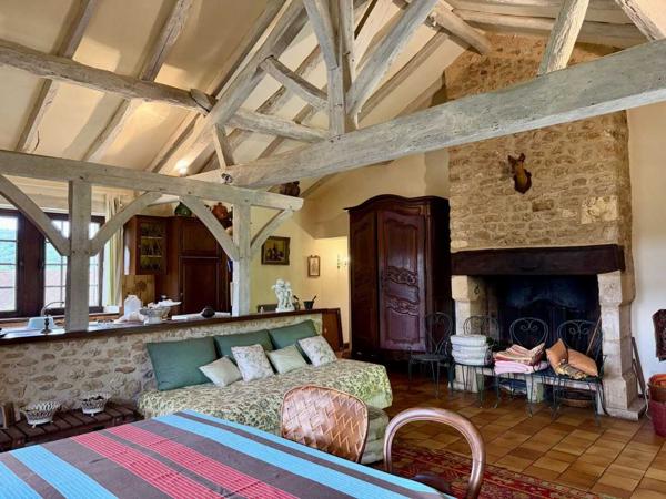 Maison ancienne - Belves Maison de charme en pierres au coeur du Périgord Noir avec 11 hectares de terrain et un golf accessible à pied.