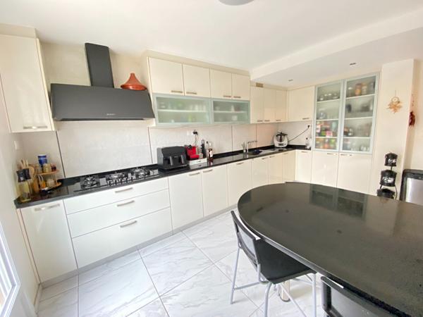 Grande Maison récente à Fleury Les Aubrais 10 pièces - 230m² + sous sol aménagé de 86m²