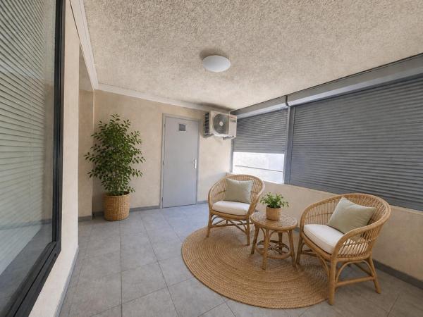 Intra-muros, T3 de 75m², terrasse, parking, clim