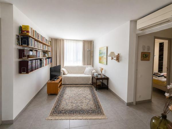 Intra-muros, T3 de 75m², terrasse, parking, clim