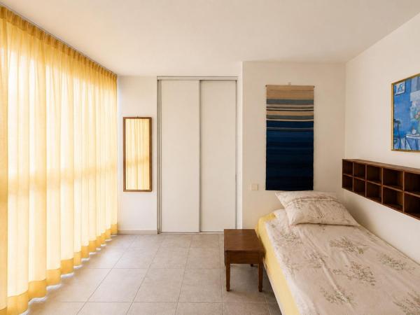 Intra-muros, T3 de 75m², terrasse, parking, clim