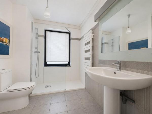 Intra-muros, T3 de 75m², terrasse, parking, clim