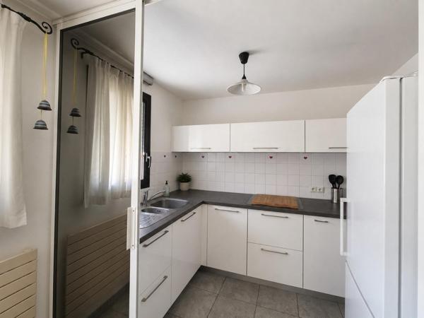 Intra-muros, T3 de 75m², terrasse, parking, clim