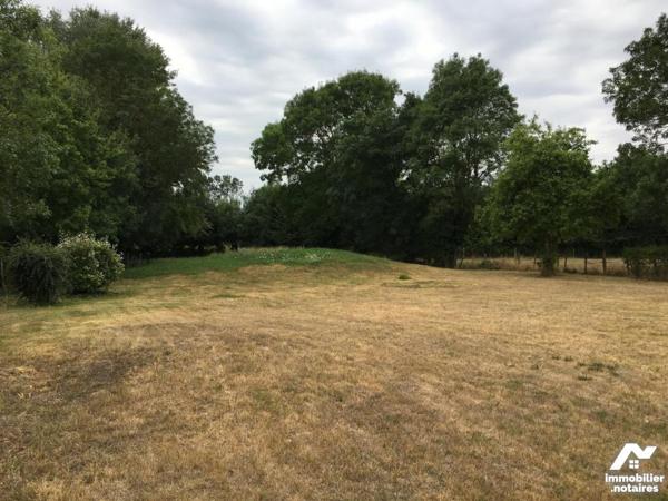 IEDEAL MAISON DE VACANCES OU PREMIER INVESTISSEMENT POUR CETTE AGRÉABLE MAISON EN PIERRE AVEC JARDIN