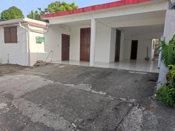 Location / Maison à Saint-François (97118)