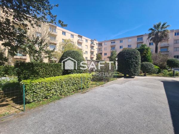 HYERES - Spacieux T4 avec balcon et garage, idéalement situé au cœur du quartier de la gare à Hyères.