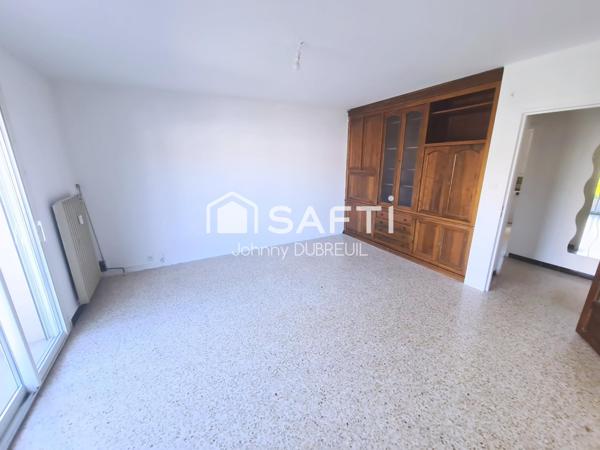 HYERES - Spacieux T4 avec balcon et garage, idéalement situé au cœur du quartier de la gare à Hyères.