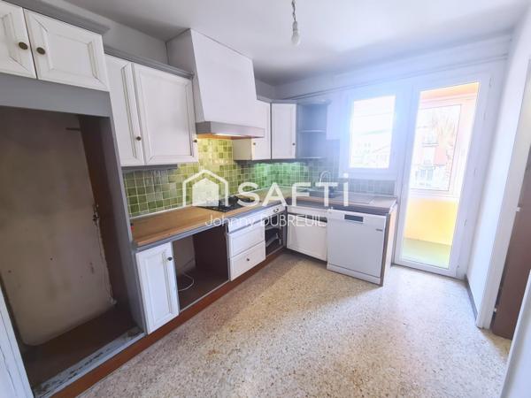 HYERES - Spacieux T4 avec balcon et garage, idéalement situé au cœur du quartier de la gare à Hyères.