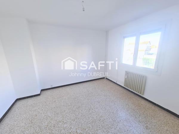 HYERES - Spacieux T4 avec balcon et garage, idéalement situé au cœur du quartier de la gare à Hyères.