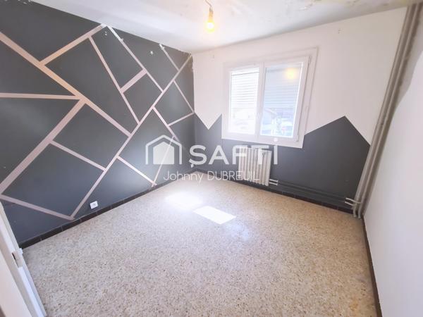 HYERES - Spacieux T4 avec balcon et garage, idéalement situé au cœur du quartier de la gare à Hyères.