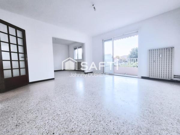 HYERES - Spacieux T4 avec balcon et garage, idéalement situé au cœur du quartier de la gare à Hyères.