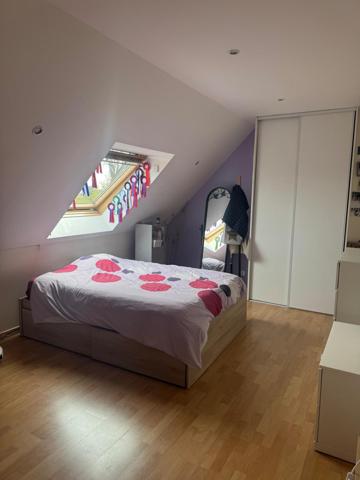 Maison contemporaine 4 chambres avec garage et dépendance avec vue panoramique sur la campagne.