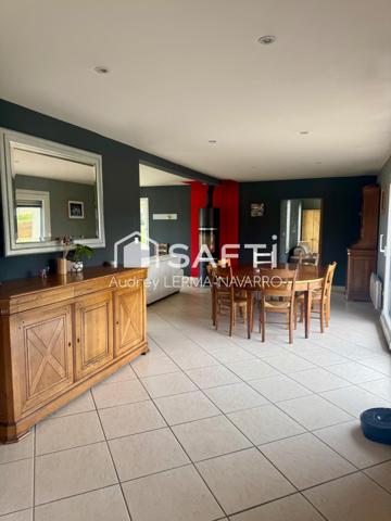 Maison contemporaine 4 chambres avec garage et dépendance avec vue panoramique sur la campagne.