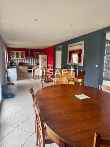 Maison contemporaine 4 chambres avec garage et dépendance avec vue panoramique sur la campagne.