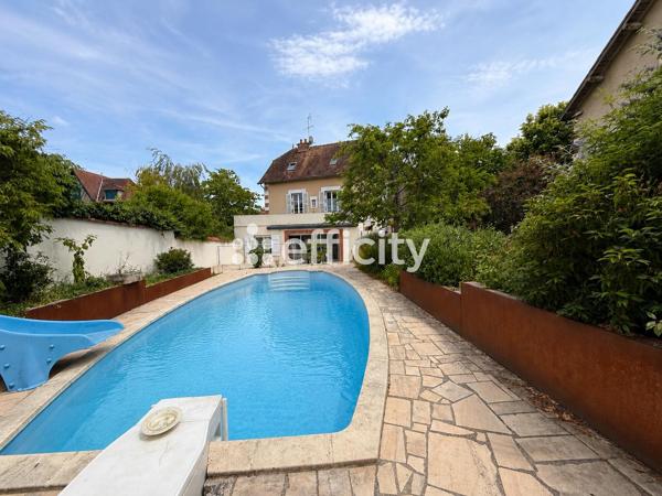 Maison
         7 pièces
        - 200 m² 469 000 € *