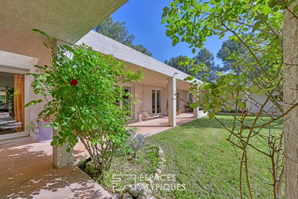 Villa d’architecte de plain-pied avec piscine et environnement privilégié