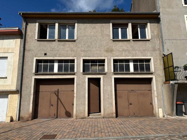 Entrepôt avec 2 grands garage et une partie bureaux