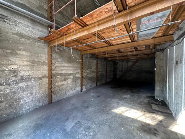 Entrepôt avec 2 grands garage et une partie bureaux