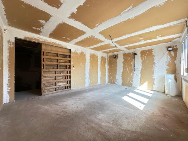 Entrepôt avec 2 grands garage et une partie bureaux