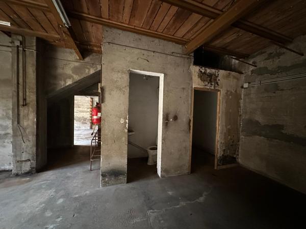 Entrepôt avec 2 grands garage et une partie bureaux