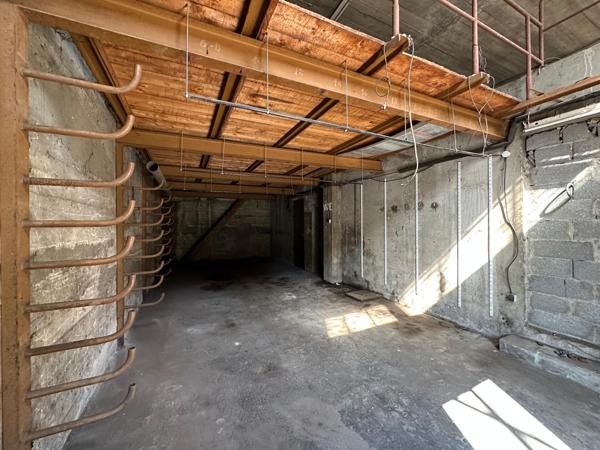 Entrepôt avec 2 grands garage et une partie bureaux