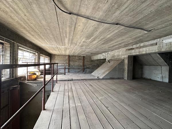 Entrepôt avec 2 grands garage et une partie bureaux