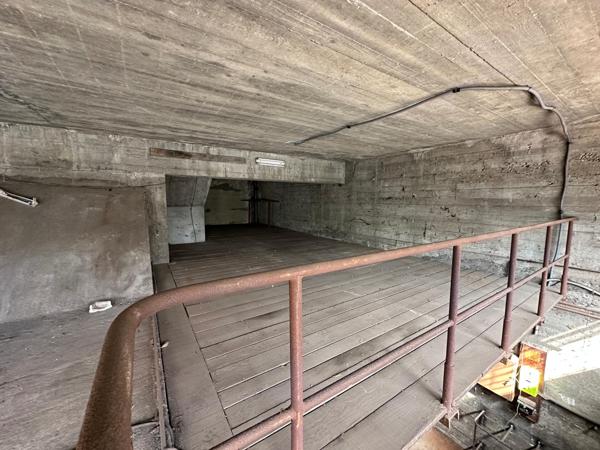 Entrepôt avec 2 grands garage et une partie bureaux