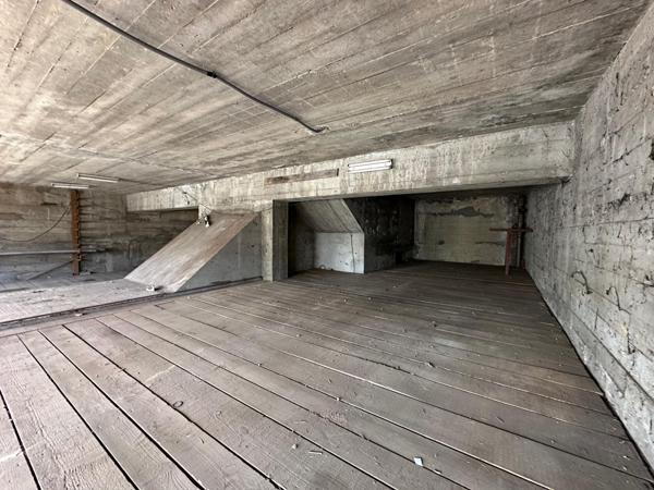 Entrepôt avec 2 grands garage et une partie bureaux