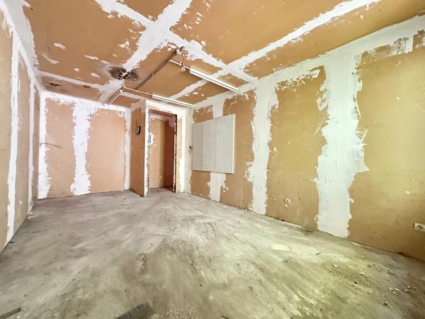 Entrepôt avec 2 grands garage et une partie bureaux