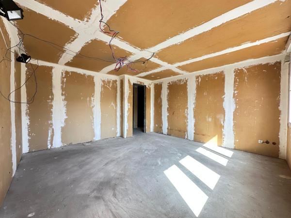 Entrepôt avec 2 grands garage et une partie bureaux