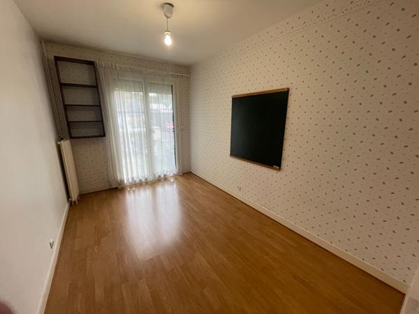 Maison Betton 7 pièces PROXIMITE COMMODITES / TRES GRAND TERRAIN / SOUS SOL / CHAUFFAGE GAZ