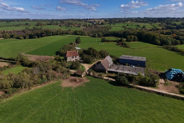 Propriété à vendre – Ancienne seigneurie avec 45 hectares attenants – Proche La Châtre (36) ferme équestre ou agricole