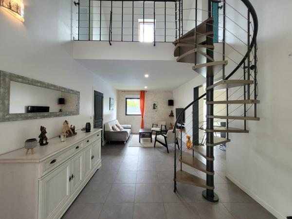 Belle maison, très grande pièce de vie