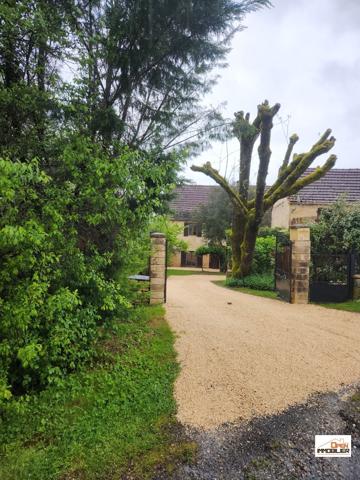 Maison en pierres avec maisonnette indépendante