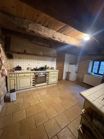 Maison en pierres avec maisonnette indépendante