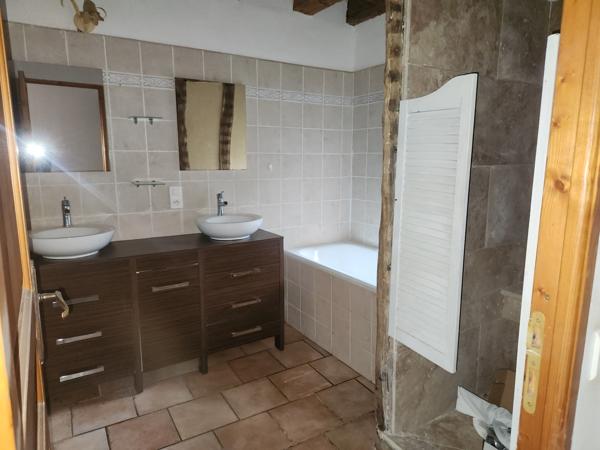 Maison en pierres avec maisonnette indépendante